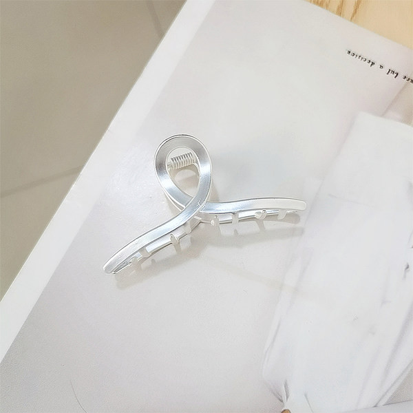 Дамска шнола за коса - изчистен модел