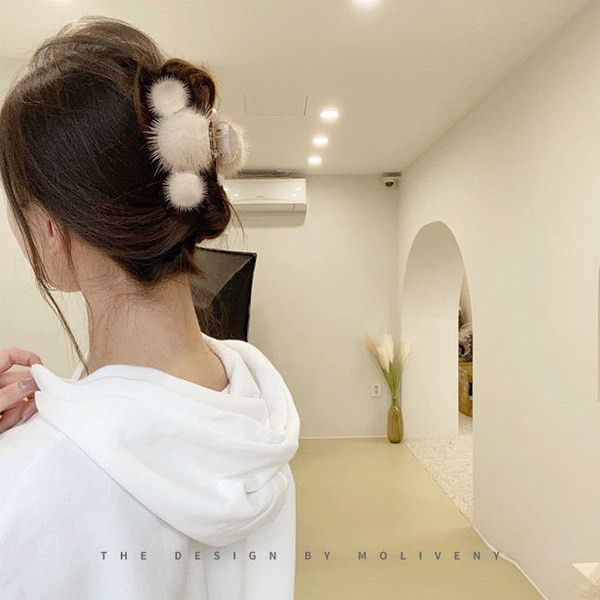 Дамска шнола с пух 