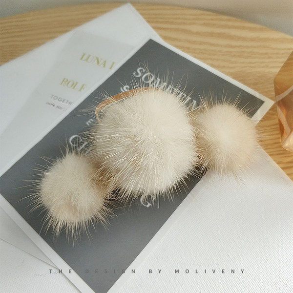 Дамска шнола с пух 