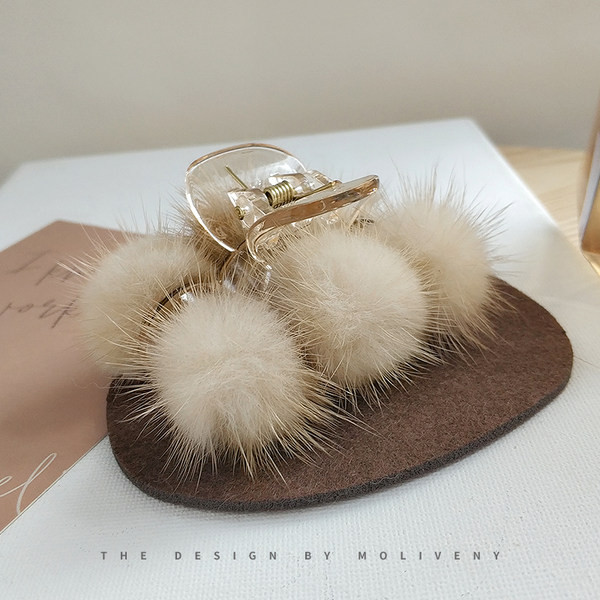 Дамска шнола с пух 