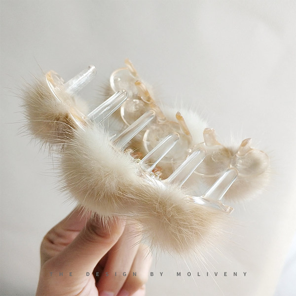 Дамска шнола с пух 