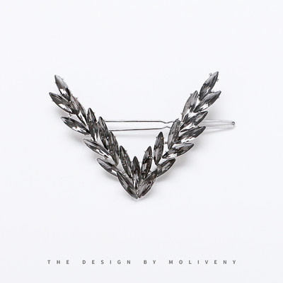 V-образна дамска щипка с камъни