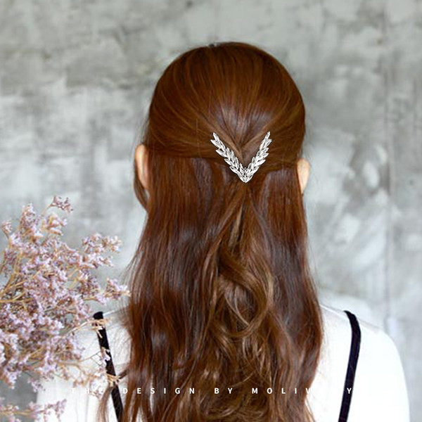 V-образна дамска щипка с камъни