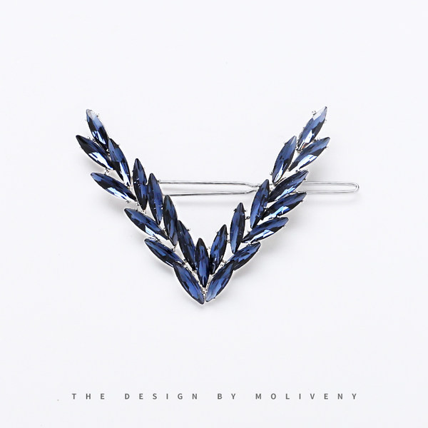 V-образна дамска щипка с камъни