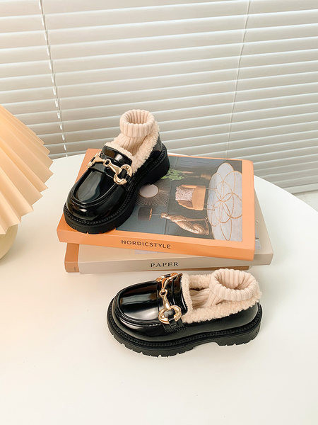 Зимни обувки с вътрешен пух и метален елемент