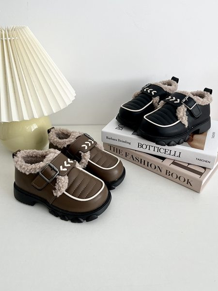 Детски зимни обувки с катарама 