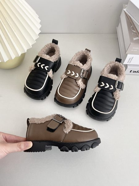 Детски зимни обувки с катарама 