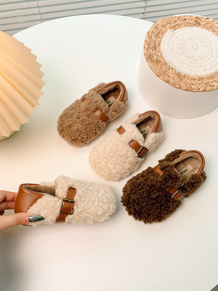 Нов модел ежедневни обувки за момичета с метална катарама