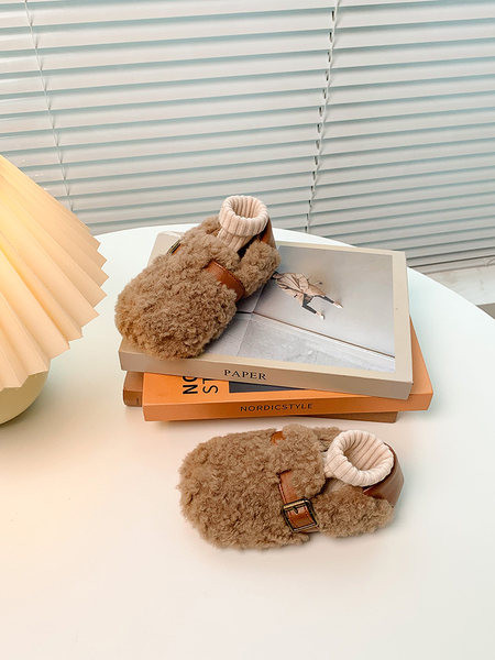 Нов модел ежедневни обувки за момичета с метална катарама