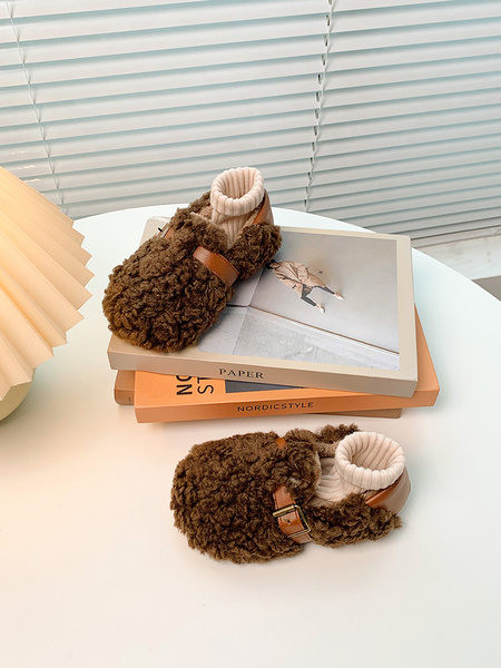 Нов модел ежедневни обувки за момичета с метална катарама