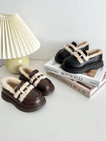 Детски обувки с катарама и подплата 