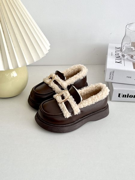 Детски обувки с катарама и подплата 