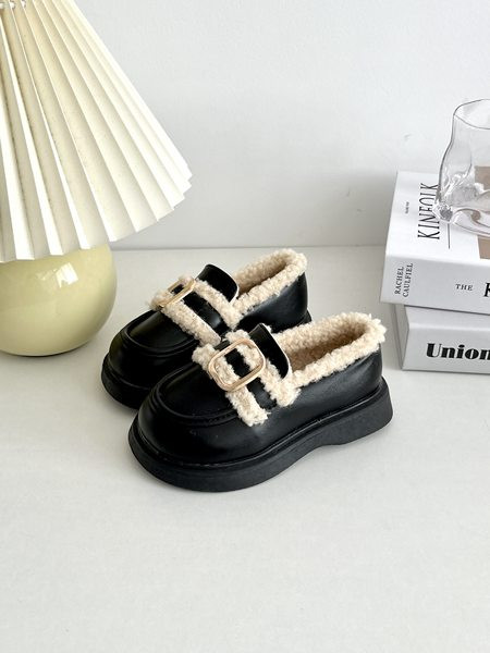 Детски обувки с катарама и подплата 