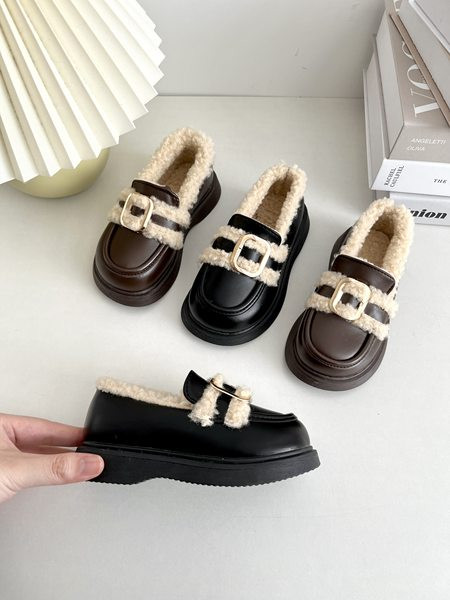 Детски обувки с катарама и подплата 