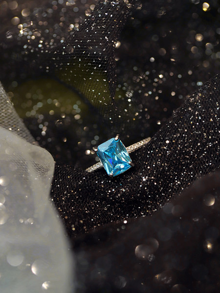 Дамски сребрист пръстен с камък