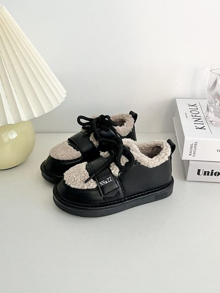 Детски кожени обувки с връзки 