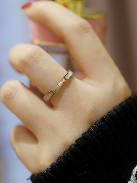 Дамски пръстен в златист цвят- с камък