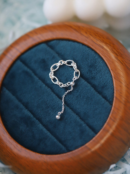 Дамски пръстен с метална висулка 