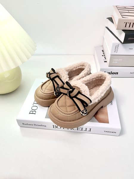 Поларни детски обувки от еко кожа с панделка