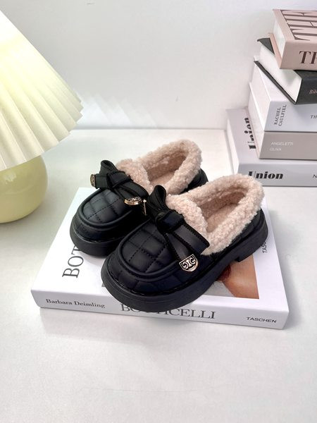 Поларни детски обувки от еко кожа с панделка