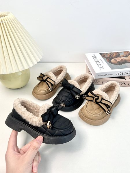 Поларни детски обувки от еко кожа с панделка