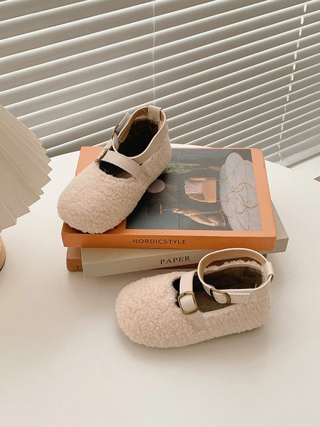 Детски пухени обувки с катарама за момичета