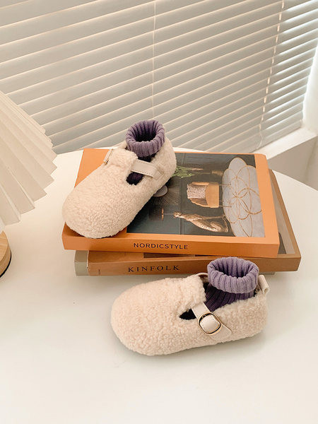 Ежедневни обувки за момичета с метална катарама подходящи за зимата 