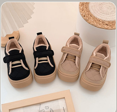 Нов модел текстилни обувки за момичета с велкро лепенки