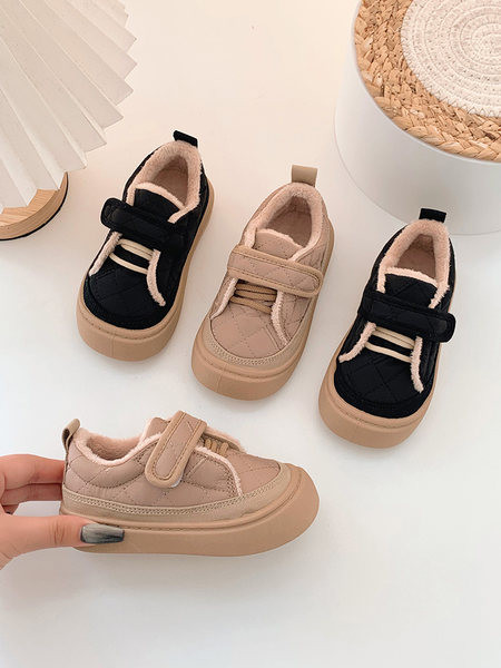 Нов модел текстилни обувки за момичета с велкро лепенки