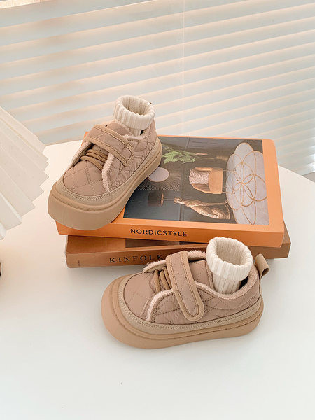 Нов модел текстилни обувки за момичета с велкро лепенки