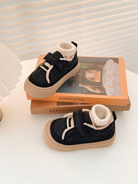 Нов модел текстилни обувки за момичета с велкро лепенки