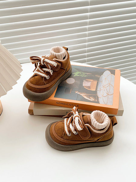 Детски обувки с връзки в два цвята 