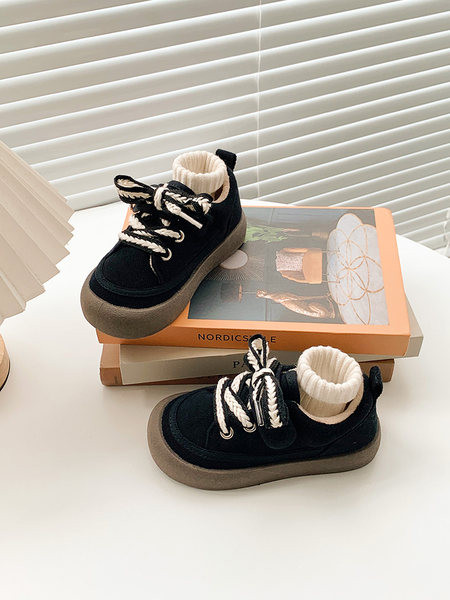 Детски обувки с връзки в два цвята 