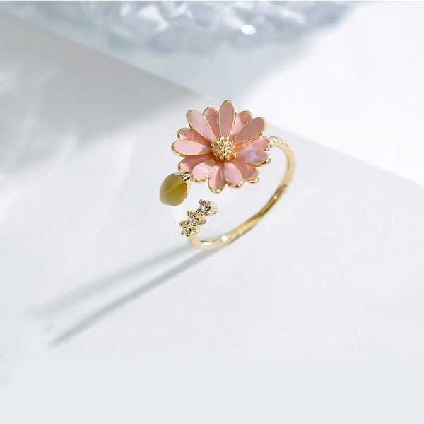 Дамски пръстен с флорален елемент