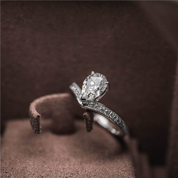 Дамски елегантен - пръстен с декоративни камъни 