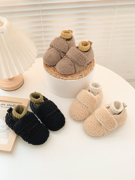 Пухени детски обувки с велкро закопчаване