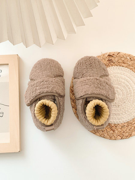 Пухени детски обувки с велкро закопчаване