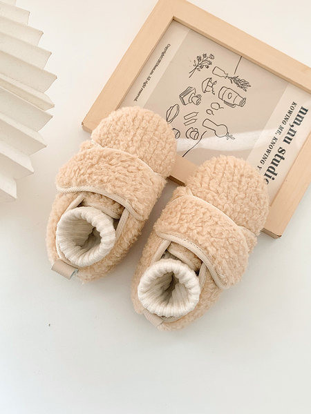 Пухени детски обувки с велкро закопчаване