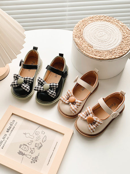 Paelaga lastejalatsid tüdrukutele