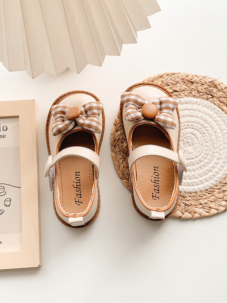 Paelaga lastejalatsid tüdrukutele