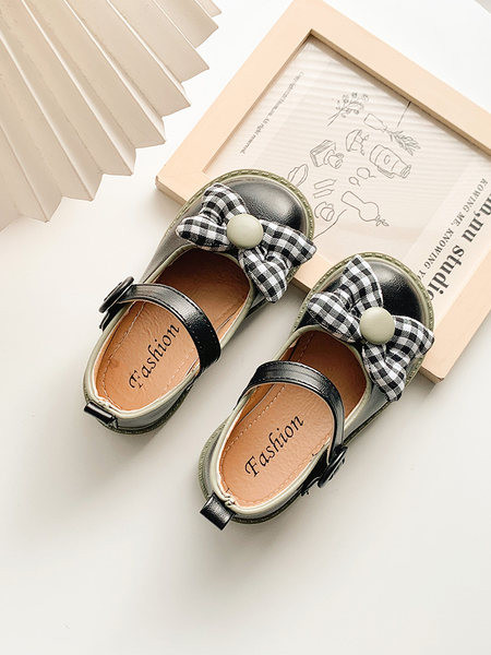 Paelaga lastejalatsid tüdrukutele