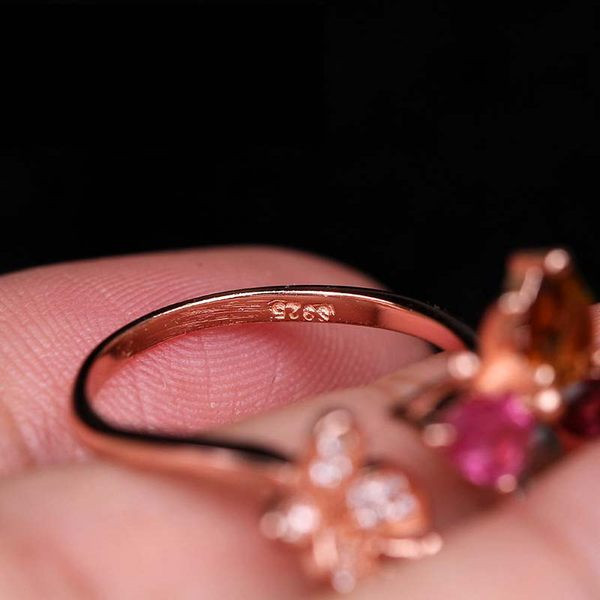 Дамски пръстен с декоративни цветни камъни