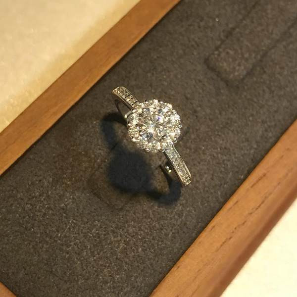 Дамски малък пръстен с камъни 