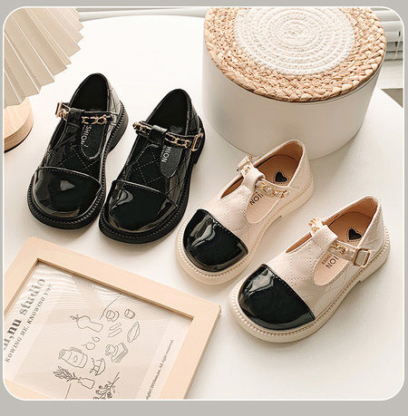 Модерни обувки за момичета с катарама