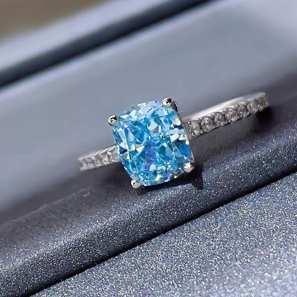 Дамски пръстен с цветен декоративен камък 