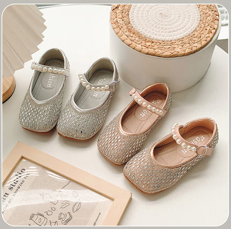 Детски обувки с декоративни перли 