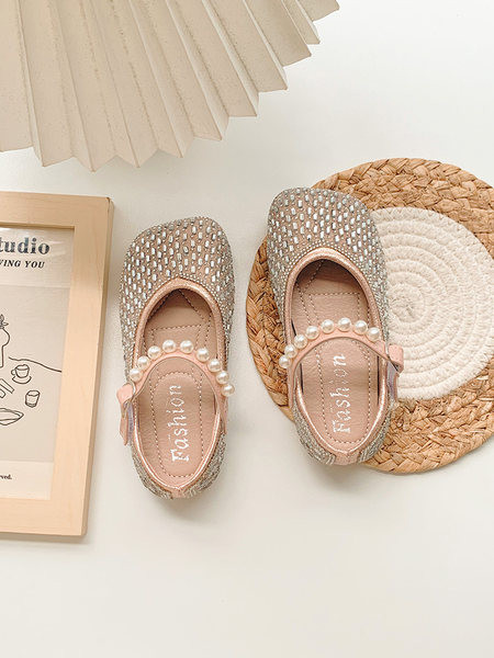 Детски обувки с декоративни перли 