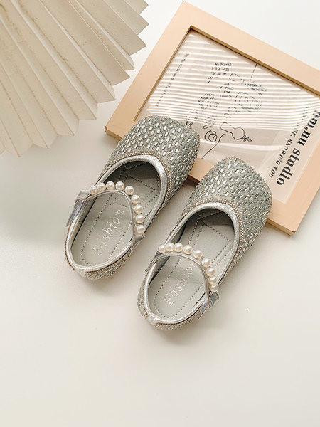 Детски обувки с декоративни перли 