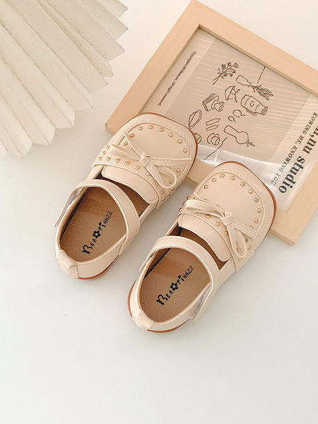 Детски обувки с панделка и метални нитове за момичета