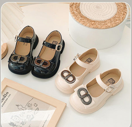 Обувки за момичета с метални елементи